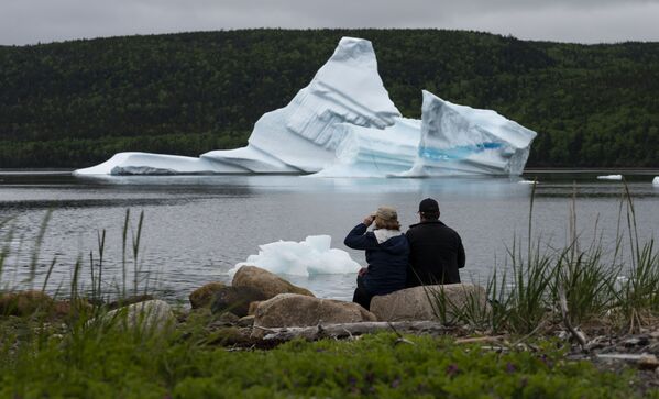 Туристы наблюдают за айсбергами возле Кингс-Пойнта, Ньюфаундленд, Канада - Sputnik Армения