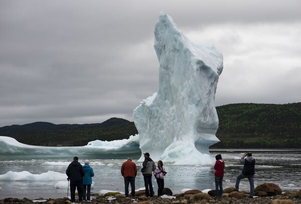 Туристы возле айсберга в Ньюфаундленде - Sputnik Армения