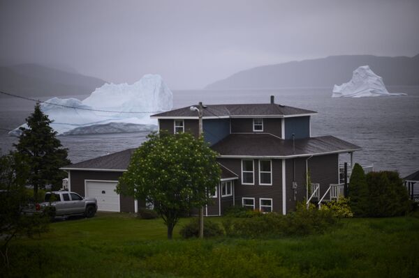 Айсберг возле жилого дома в Ньюфаундленде, Канада - Sputnik Армения