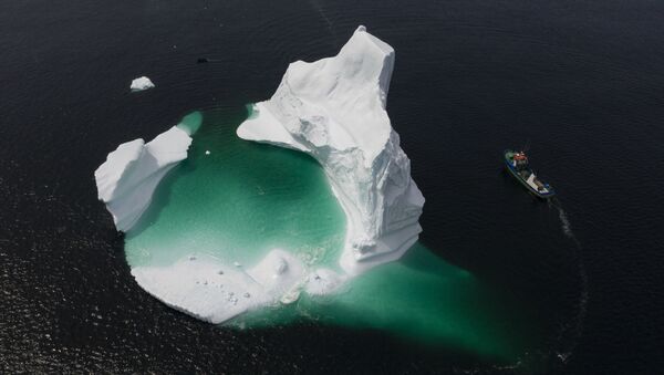 Лодка возле айсберга в заливе Бонависта в Ньюфаундленде, Канада - Sputnik Армения