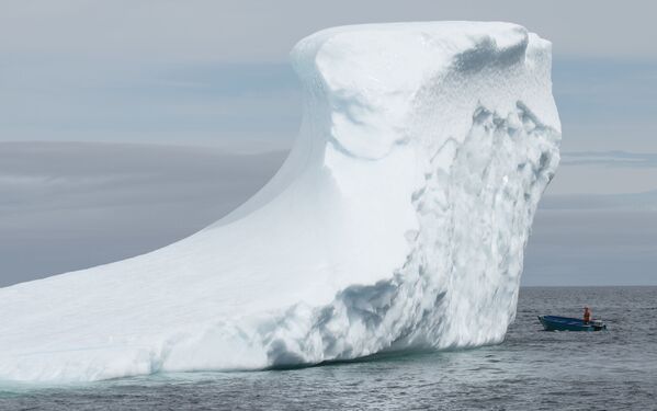 Лодка у айсберга в Ньюфаундленде, Канада - Sputnik Армения