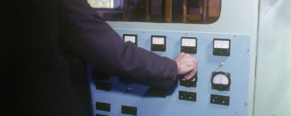 Доктор физико-математических наук Евгений Арамович Абрамян у испытательного стенда. - Sputnik Արմենիա