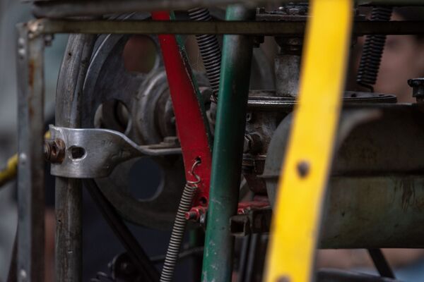 Արթիկցի էլեկտրիկը «Զապորոժեցի» ու «Մոսկվիչի» մասերով ուղղաթիռ է սարքել. մնում է` ճիշտ թռչի Արթիկցի էլեկտրիկը «Զապորոժեցի» ու «Մոսկվիչի» մասերով ուղղաթիռ է սարքել. մնում է` ճիշտ թռչի - Sputnik Արմենիա