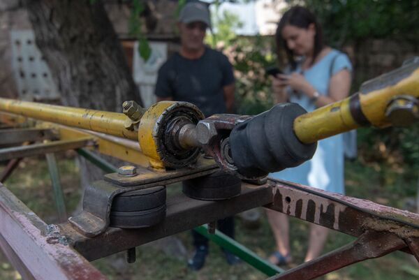 Արթիկցի էլեկտրիկը «Զապորոժեցի» ու «Մոսկվիչի» մասերով ուղղաթիռ է սարքել. մնում է` ճիշտ թռչի Արթիկցի էլեկտրիկը «Զապորոժեցի» ու «Մոսկվիչի» մասերով ուղղաթիռ է սարքել. մնում է` ճիշտ թռչի - Sputnik Արմենիա