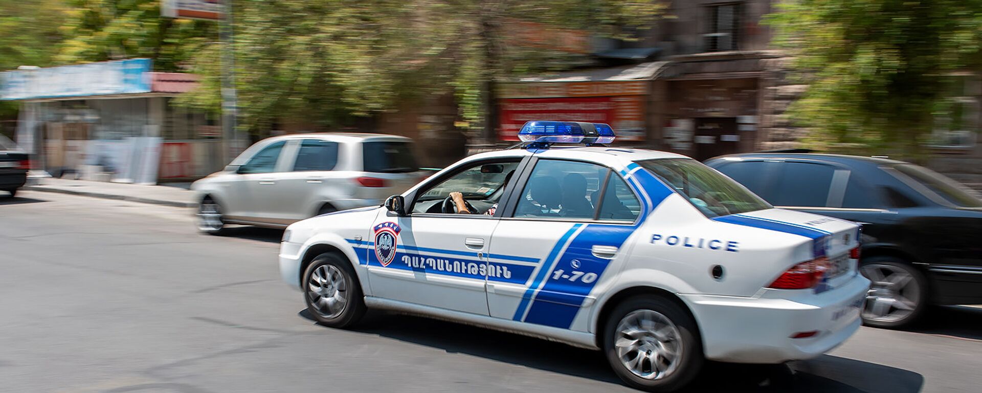 Полицейский автомобиль на улице Вардананц - Sputnik Արմենիա, 1920, 06.08.2019