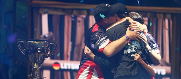 Кайл Буга Гирсдорф празднует победу в финале Fortnite World Cup solo на стадионе Артур Эш (28 июля 2019). Нью-Йорк - Sputnik Արմենիա