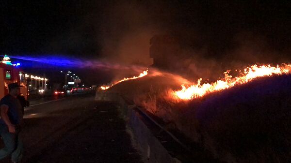 Пожар при въезде в Ереван: на место происшествия прибыли спасатели МЧС Армении – видео - Sputnik Армения