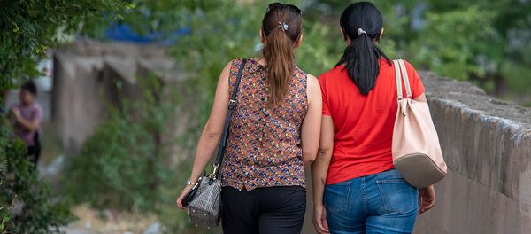 Люди на улицах в городе Артик - Sputnik Արմենիա