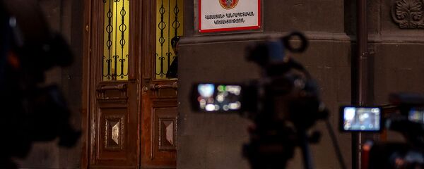 Журналисты в ожидании у головного офиса Республиканской партии Армении - Sputnik Արմենիա