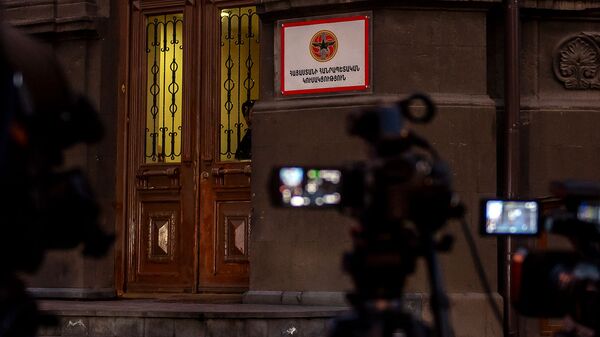 Журналисты в ожидании у головного офиса Республиканской партии Армении - Sputnik Արմենիա