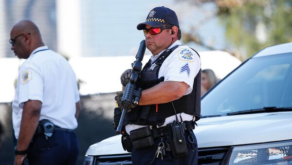 Чикагский полицейский контролирует область за пределами Lollapalooza, ежегодного 4-дневного музыкального фестиваля в Чикаго (1 августа 2019). Иллинойс - Sputnik Армения