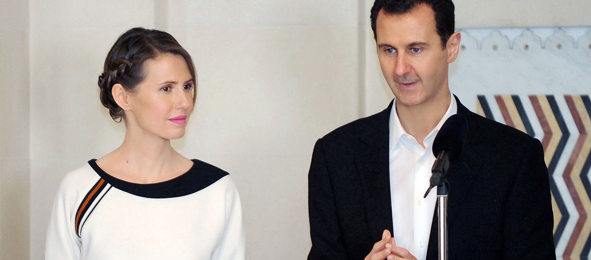 Президент Сирии Башар Асад с супругой Асмой во время приема военнослужащий и их матерей (21 марта 2016). Сирия - Sputnik Армения, 1920, 04.08.2019