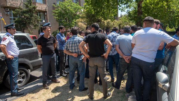 Акция протеста охотников перед зданием правительства Армении (5 августа 2019). Еревaн - Sputnik Армения