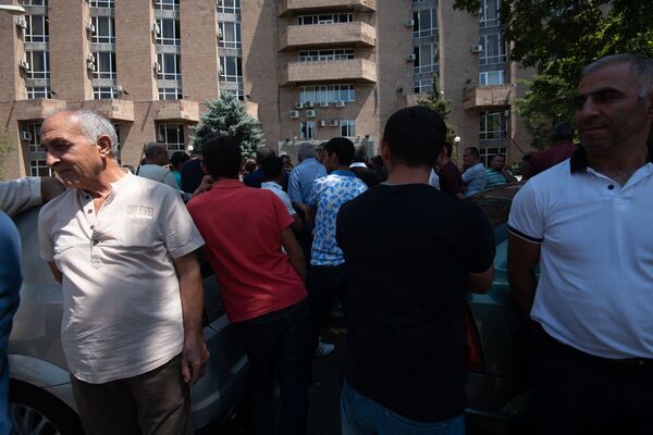 Акция протеста у правительства Армении: любители охоты требуют не закручивать гайки Акция протеста у правительства Армении: любители охоты требуют не закручивать гайки - Sputnik Армения