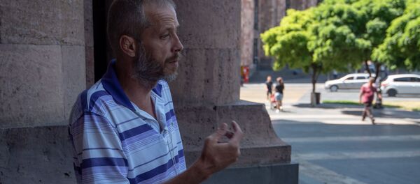 Объявивший голодовку бывший военнослужащий Цолак Хачатрян перед Домом правительства (5 августа 2019). Еревaн - Sputnik Армения