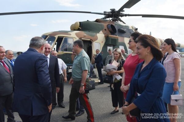 Բակո Սահակյանը Ստեփանակերտի օդանավակայանում դիմավորել է Նիկոլ Փաշինյանին - Sputnik Արմենիա