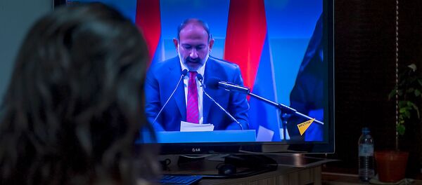 Журналист следит за выступлением премьер-министра Никола Пашиняна в Степанакерте (5 августа 2019). Еревaн - Sputnik Армения