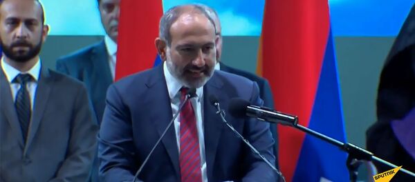 Выступление премьер-министра Никола Пашиняна на площади Воссоединения (5 августа 2019). Степанакерт - Sputnik Армения