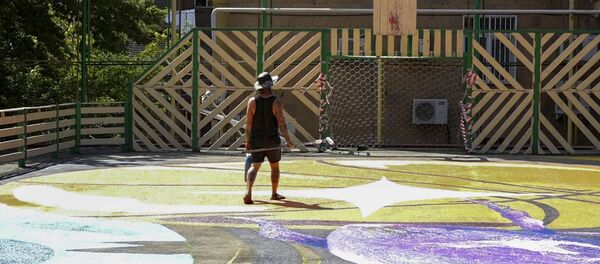 Художник Дмитрий Потапов в ходе реализации проекта по подготовке площадки для стритбола в Ереване Художник Дмитрий Потапов в ходе реализации проекта по подготовке площадки для стритбола в Ереване - Sputnik Արմենիա