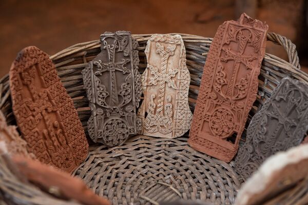 Մուրճով փխրուն օրիորդը. ինչպես Նարինեն խաչքարագործություն սովորեց և տեղափոխվեց հայրենիք Մուրճով փխրուն օրիորդը. ինչպես Նարինեն խաչքարագործություն սովորեց և տեղափոխվեց հայրենիք - Sputnik Արմենիա