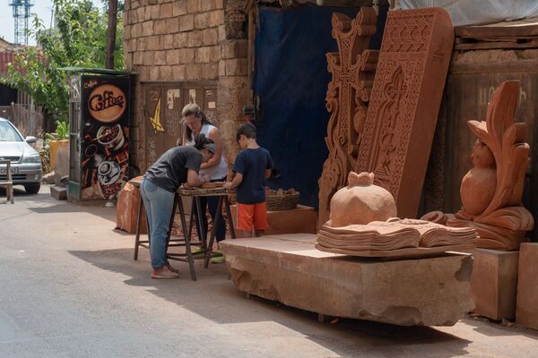 Մուրճով փխրուն օրիորդը. ինչպես Նարինեն խաչքարագործություն սովորեց և տեղափոխվեց հայրենիք Մուրճով փխրուն օրիորդը. ինչպես Նարինեն խաչքարագործություն սովորեց և տեղափոխվեց հայրենիք - Sputnik Արմենիա