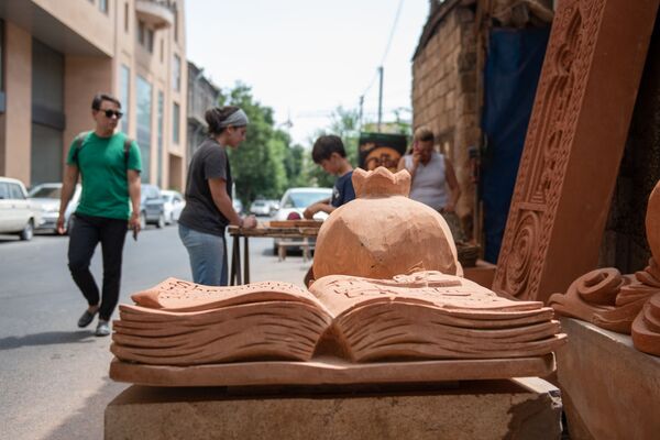 Մուրճով փխրուն օրիորդը. ինչպես Նարինեն խաչքարագործություն սովորեց և տեղափոխվեց հայրենիք Մուրճով փխրուն օրիորդը. ինչպես Նարինեն խաչքարագործություն սովորեց և տեղափոխվեց հայրենիք - Sputnik Արմենիա