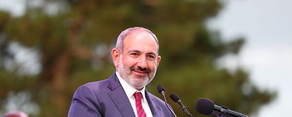 Выступление премьер-министра Никола Пашиняна на площади Воссоединения (5 августа 2019). Степанакерт - Sputnik Армения