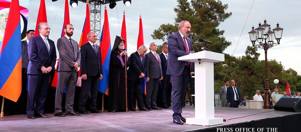 Выступление премьер-министра Никола Пашиняна на площади Воссоединения (5 августа 2019). Степанакерт - Sputnik Արմենիա
