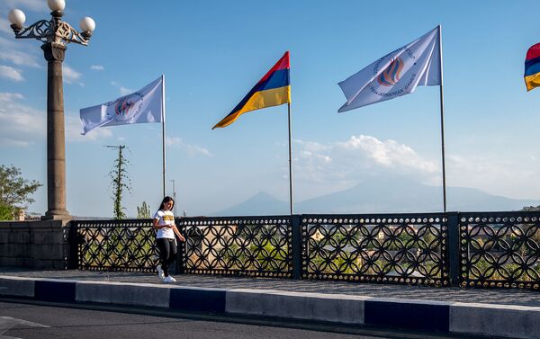 Пешеход на мосту Победа, украшенный флагами Армении и с символикой Панармянских игр - Sputnik Армения