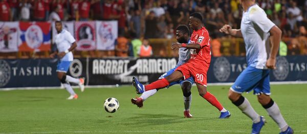 Борьба за мяч между футболистами ФК Арарат-Армения (Ереван) и ФК Сабуртало в матче квалификационного раунда Лиги Европы 2019-2020 (6 августа 2019). Еревaн - Sputnik Армения