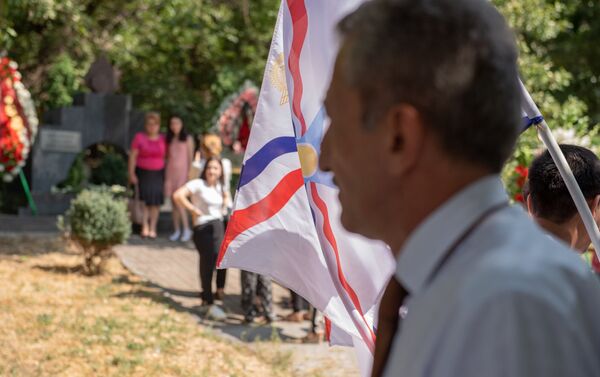 Представитель правительства Армении Вардан Асатрян на церемонии почтения памяти жертв геноцида ассирийцев в Османской империи (7 августа 2019). Еревaн - Sputnik Армения