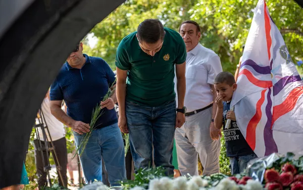 Депутат Арман Абовян на церемонии почтения памяти жертв геноцида ассирийцев в Османской империи (7 августа 2019). Еревaн Депутат Арман Абовян на церемонии почтения памяти жертв геноцида ассирийцев в Османской империи (7 августа 2019). Еревaн - Sputnik Армения
