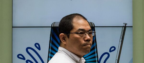 Пешеход проходит мимо плаката Samsung Galaxy Note 7 возле магазина Samsung (11 октября 2016). Гонконг - Sputnik Արմենիա