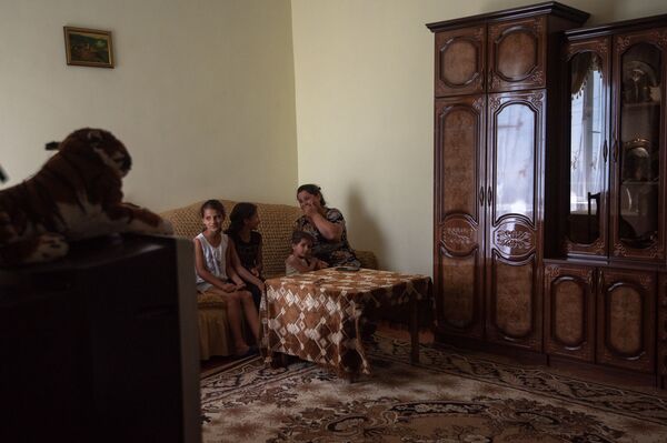 Աղմուկ–աղաղակով լցված տունը. 10 երեխա ունեցող ընտանիքում երջանկությունը փողով չի չափվում - Sputnik Արմենիա