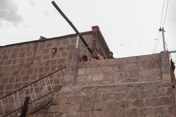 Աղմուկ–աղաղակով լցված տունը. 10 երեխա ունեցող ընտանիքում երջանկությունը փողով չի չափվում - Sputnik Արմենիա