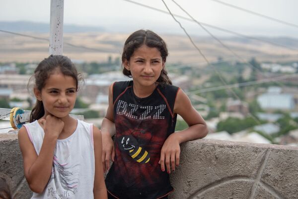 Աղմուկ–աղաղակով լցված տունը. 10 երեխա ունեցող ընտանիքում երջանկությունը փողով չի չափվում - Sputnik Արմենիա