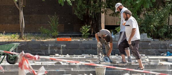 Рабочие во время ремонтных работ около памятника Айвазовскому в Кольцевом бульваре Еревана - Sputnik Армения