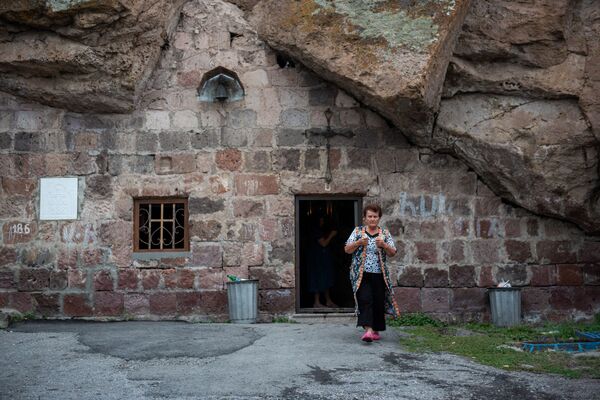 «Կախարդական» քարանձավ. ինչո՞ւ են մարդիկ ձգտում ջուր խմել Սառնաղբյուրից և գնալ Լմբատավանք - Sputnik Արմենիա