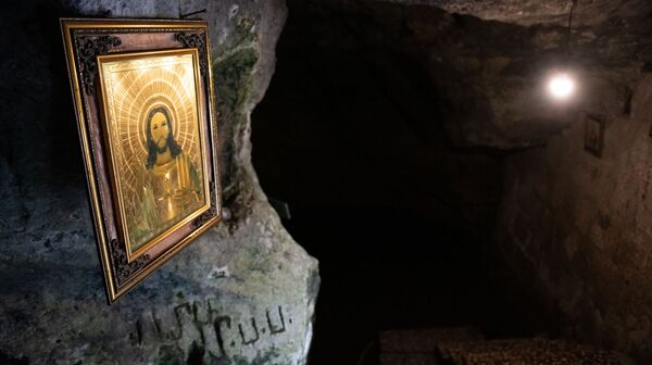 «Կախարդական» քարանձավ. ինչո՞ւ են մարդիկ ձգտում ջուր խմել Սառնաղբյուրից և գնալ Լմբատավանք - Sputnik Արմենիա