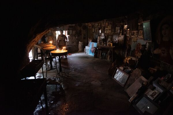 «Կախարդական» քարանձավ. ինչո՞ւ են մարդիկ ձգտում ջուր խմել Սառնաղբյուրից և գնալ Լմբատավանք - Sputnik Արմենիա