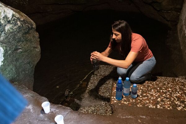 «Կախարդական» քարանձավ. ինչո՞ւ են մարդիկ ձգտում ջուր խմել Սառնաղբյուրից և գնալ Լմբատավանք - Sputnik Արմենիա