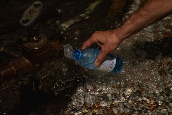 «Կախարդական» քարանձավ. ինչո՞ւ են մարդիկ ձգտում ջուր խմել Սառնաղբյուրից և գնալ Լմբատավանք - Sputnik Արմենիա