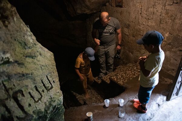 «Կախարդական» քարանձավ. ինչո՞ւ են մարդիկ ձգտում ջուր խմել Սառնաղբյուրից և գնալ Լմբատավանք - Sputnik Արմենիա