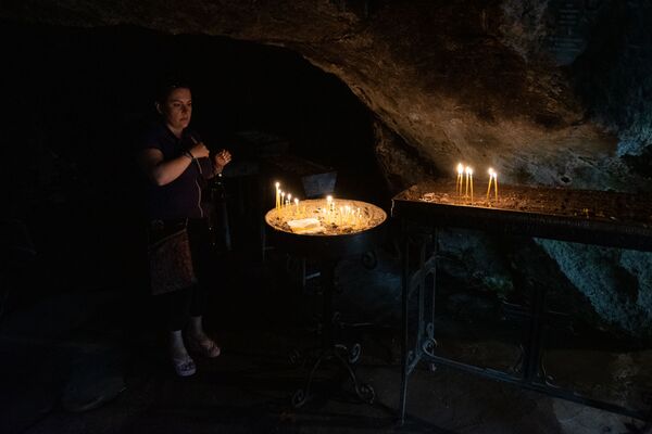 «Կախարդական» քարանձավ. ինչո՞ւ են մարդիկ ձգտում ջուր խմել Սառնաղբյուրից և գնալ Լմբատավանք - Sputnik Արմենիա