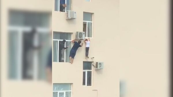 Жители Чечни спасли мальчика, висевшего на окне многоэтажки - Sputnik Արմենիա