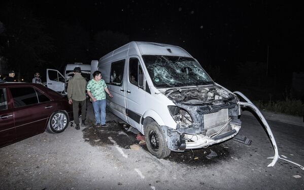 Разбитый автомобиль неподалеку от резиденции экс-президента Киргизии Алмазбека Атамбаева в селе Кой-Таш, где прошла спецоперация по его задержанию - Sputnik Армения