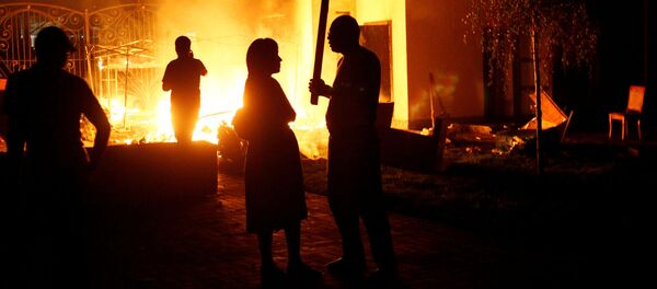 Сторонники бывшего президента Киргизии Алмазбека Атамбаева у его дома во время спецоперации в селе Кой-Таш  - Sputnik Армения