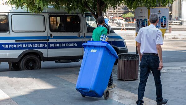 Работник санитарной службы во время работы на площади Республики - Sputnik Արմենիա