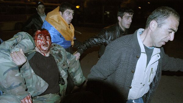 Демонстранты помогают раненному военнослужащего на месте демонстрации (1 марта 2008). Ереван - Sputnik Армения