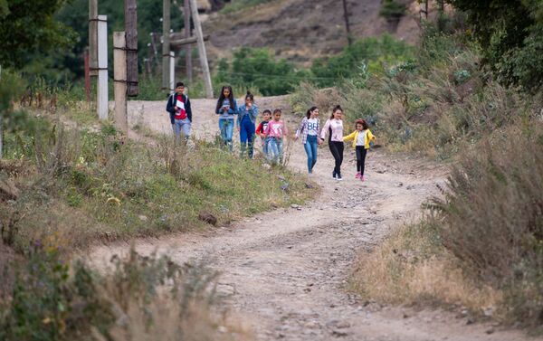 Дети на проселке в селе Калаван - Sputnik Армения